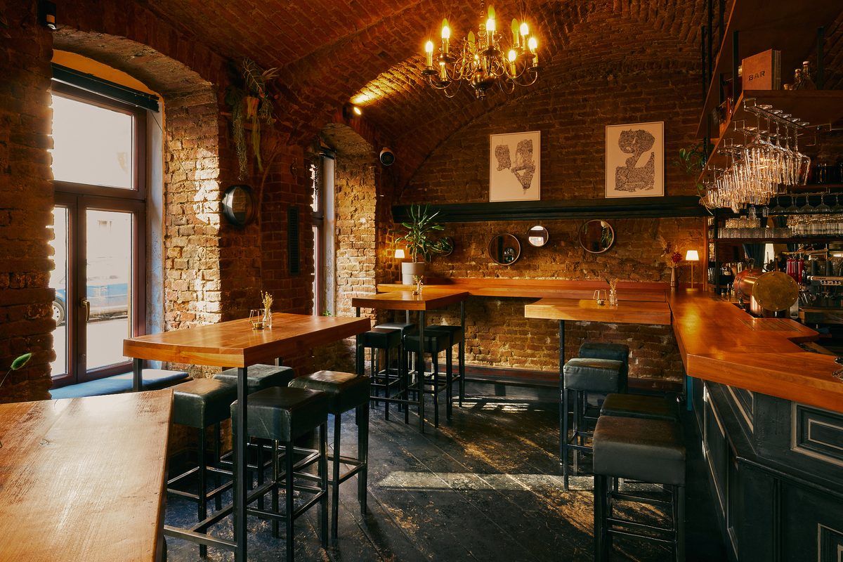 Die Bar mit Hochstühlen, Gläser hängen über der Theke