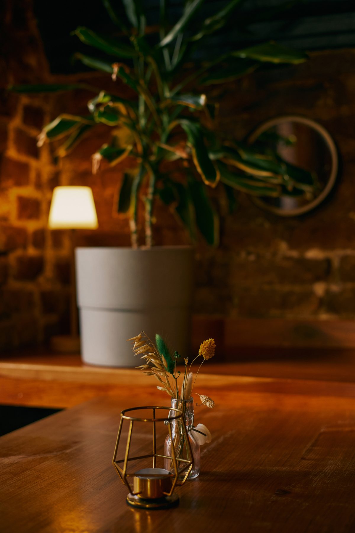 Tisch mit Pflanze und kleiner Vase
