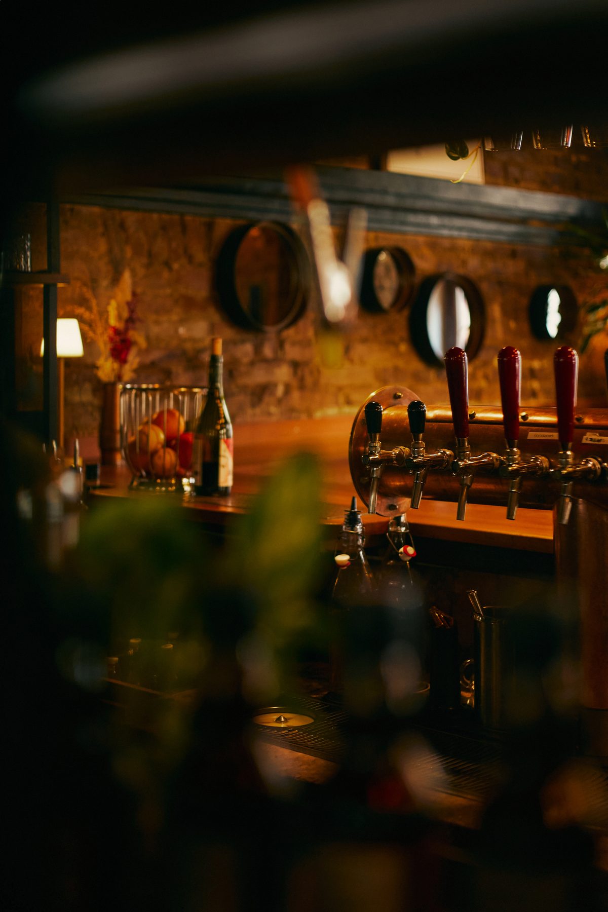 Die Zapfhähne hinter der Bar